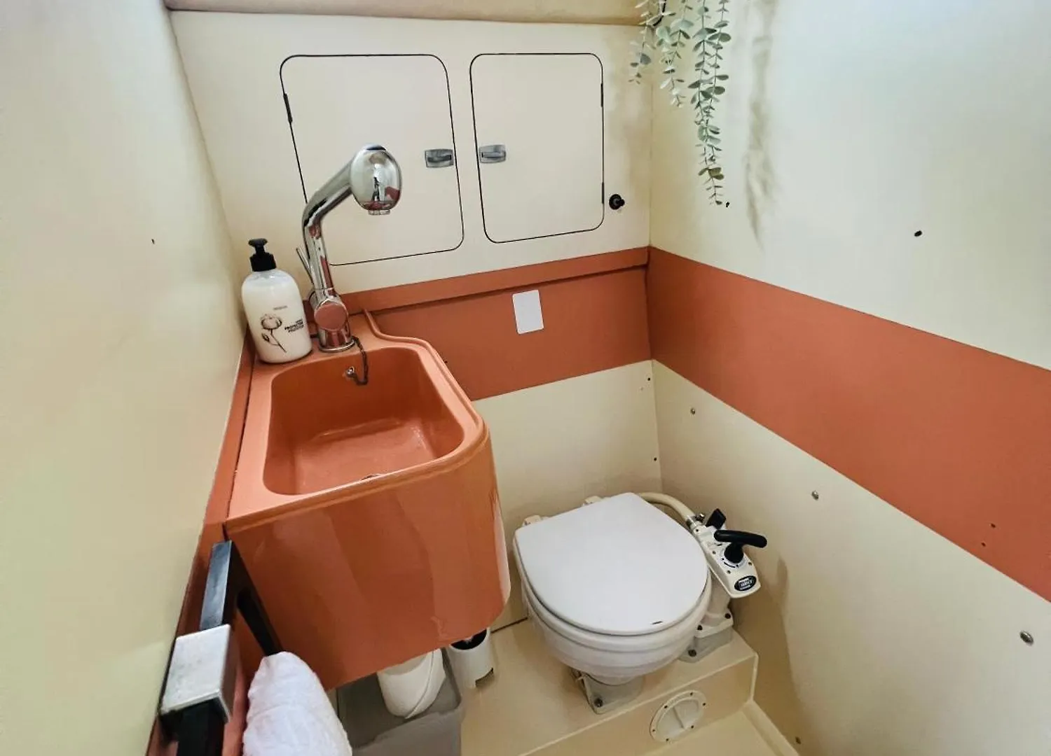 Botel Cosy And Homey Houseboat Castelldefels Barcelona Spain